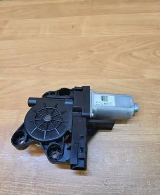 Volvo V70 Front door window regulator motor 970713101 100130