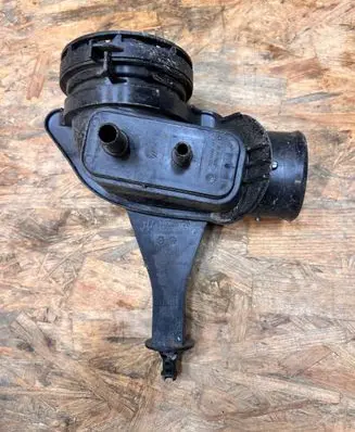 Maserati Levante Turbo air intake inlet pipe/hose 670038728