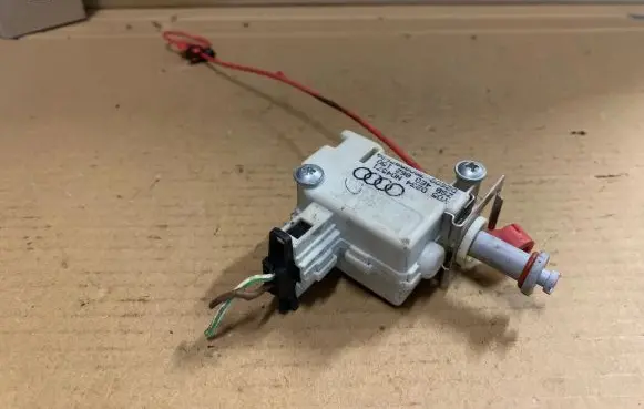 Volkswagen Golf V Central locking motor 3B0959782A 4E0862150 0234N04571