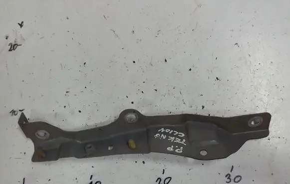 Renault Clio IV Fender mounting bracket