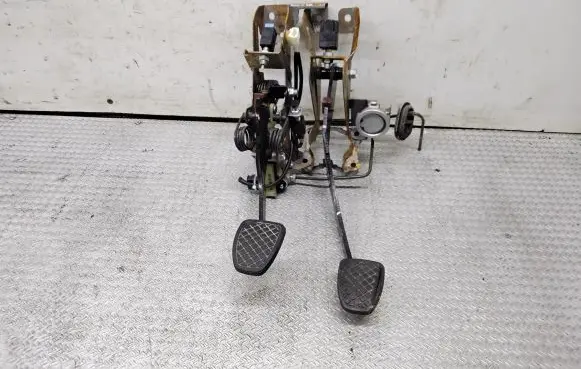 Subaru Legacy Pedal assembly 