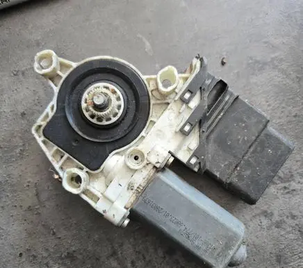 Seat Toledo II (1M) Rear door window regulator motor 9776101438203 F005S00050