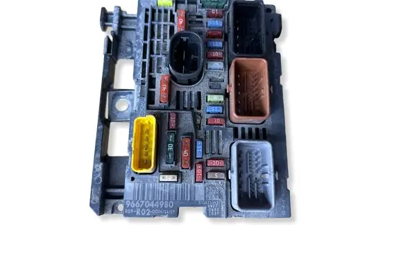Citroen C4 Grand Picasso Fuse module 9667044980