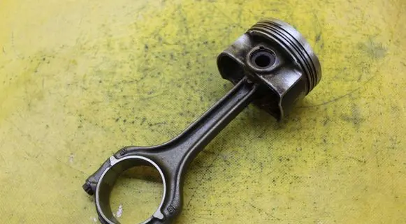 Volkswagen Polo V 6R Piston with connecting rod