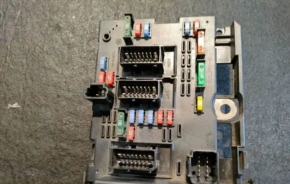 Peugeot 206 Fuse module 9657608780 45702251 BSMB3