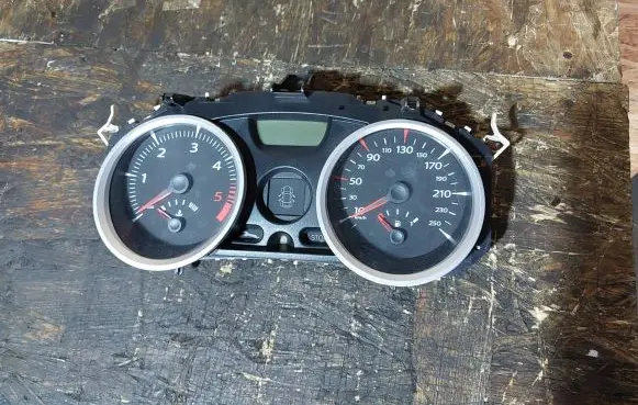 Renault Megane II Speedometer (instrument cluster) 8200702530 8200702530F 35110419