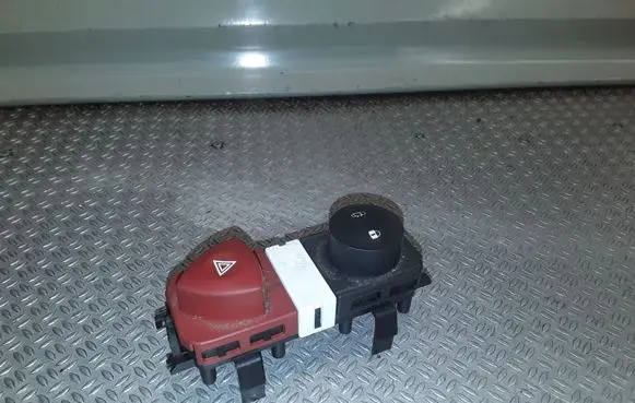 Renault Megane II Hazard light switch 8200095493 88040001