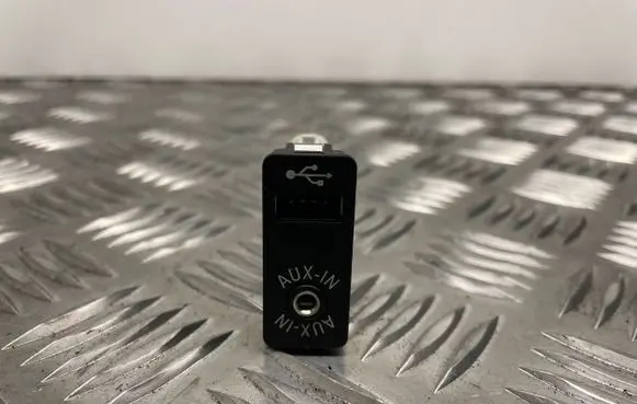 BMW 7 F01 F02 F03 F04 AUX in-socket connector 9237653