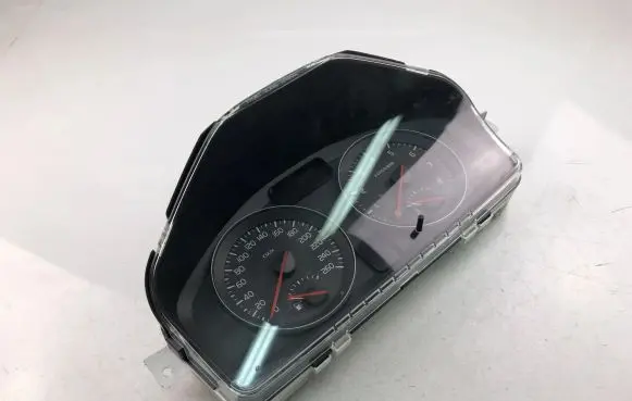 Volvo V50 Speedometer (instrument cluster) 31254775