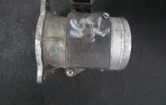 Audi A4 S4 B5 8D Mass air flow meter 037906461B AFH60-10A
