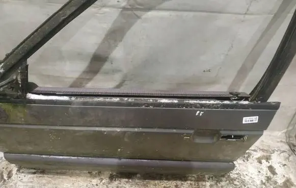 Volkswagen PASSAT B3 Front door glass trim molding 