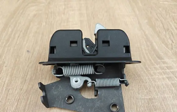 BMW 8 G16 Armrest lock 7942767