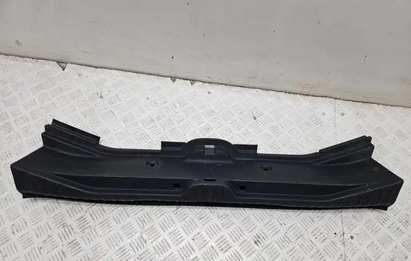 Trunk/boot sill cover protection