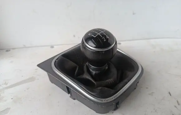 Volkswagen Jetta V Gear lever shifter trim leather/knob 1K0711113