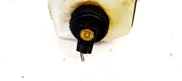 Saab 9-5 Brake fluid reservoir