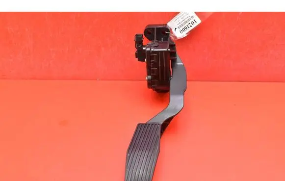 Accelerator throttle pedal