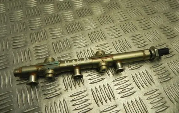 Audi Q2 - Fuel distributor 04C133320F VD15715