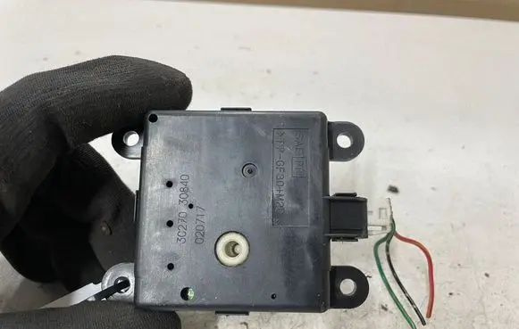 Nissan Primera Air flap motor/actuator 3C27030840 020717