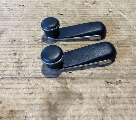 Mercedes-Benz C AMG W202 Rear door window winding handle 2027680036