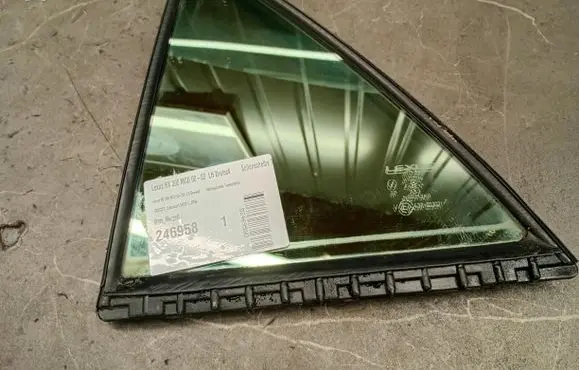 Lexus ES 300h Rear side window