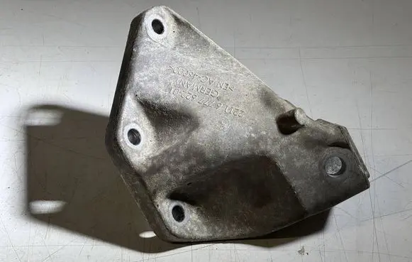 BMW 7 F01 F02 F03 F04 Engine mounting bracket 6777622