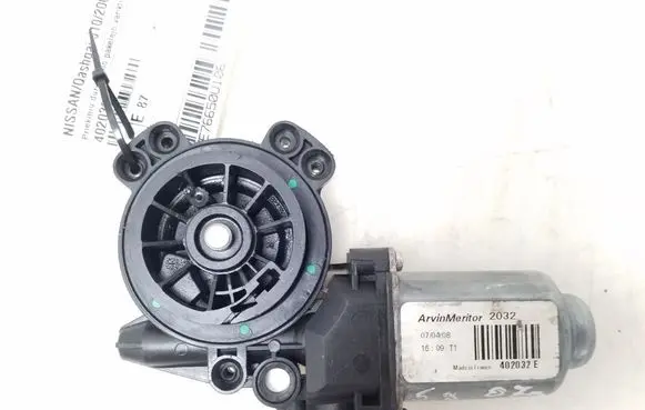 Nissan Qashqai Front door window regulator motor 402032E
