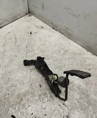 Accelerator throttle pedal