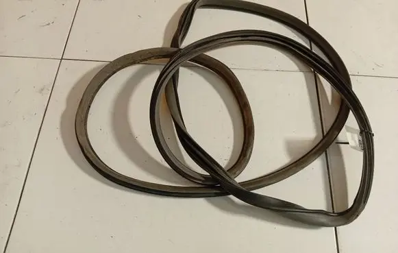 Toyota Avensis Verso Rubber seal rear door 