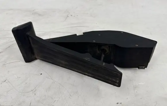 Accelerator throttle pedal