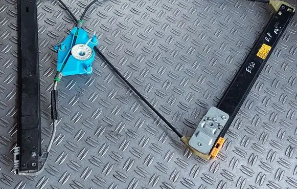 Seat Exeo (3R) Front window lifting mechanism without motor