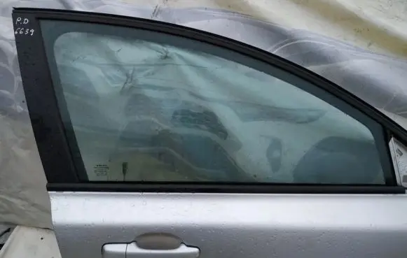 Volvo V50 Front door window glass four-door