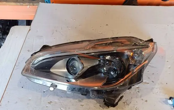 Peugeot 208 I Headlight/headlamp 9810805780