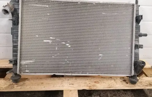 Ford Mondeo Mk III Coolant radiator XS7H8L161AA 8770C04
