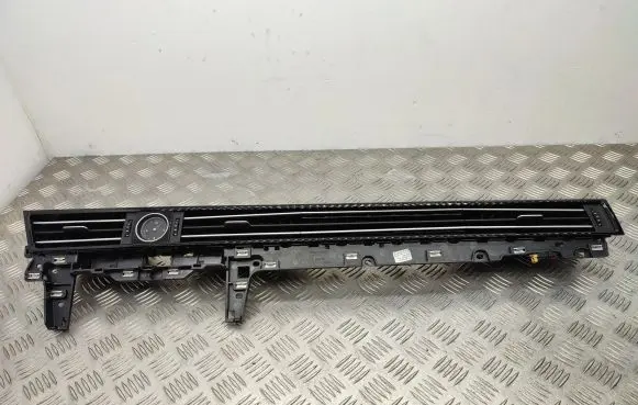 Volkswagen PASSAT B8 Dash center air vent grill