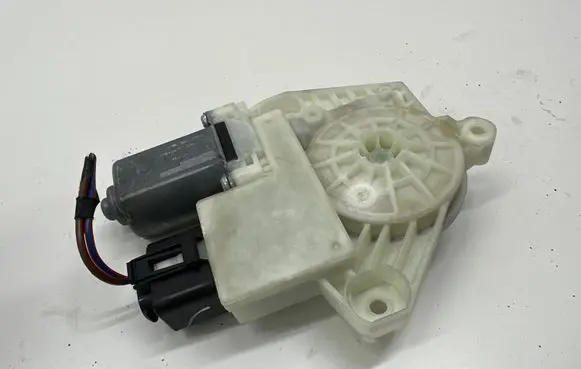 BMW 5 G30 G31 Front door window regulator motor 7455082