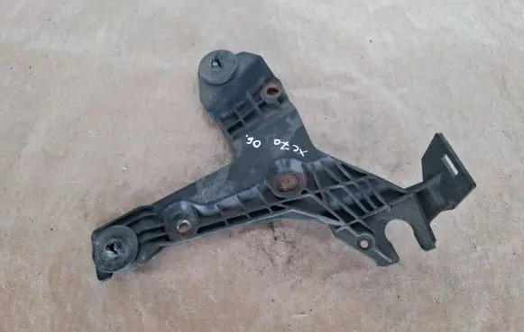 Volvo XC70 Air filter cleaner box bracket assembly 30636575