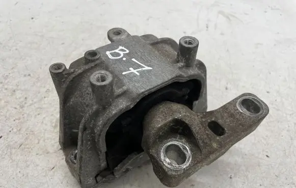 Volkswagen PASSAT B7 Engine mount bracket 1K0199262CN