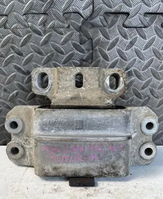 Volkswagen Touran I Engine mount bracket 1K0199555N