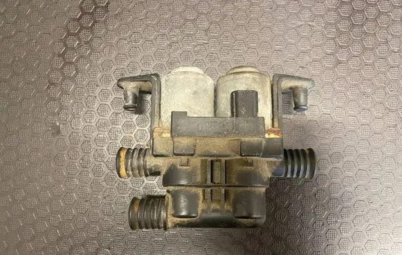 BMW 5 E39 Coolant heater control valve 8374995 1147412137