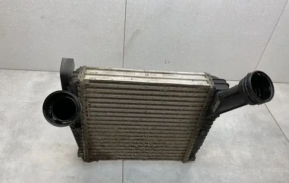 Volkswagen Touareg II Intercooler radiator 7P0145804A