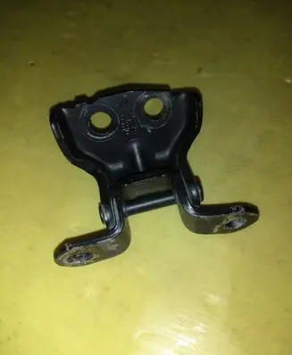 Nissan Qashqai Front door lower hinge 