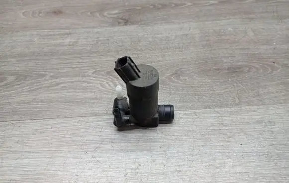Volvo S80 Windscreen/windshield washer pump 15717K624