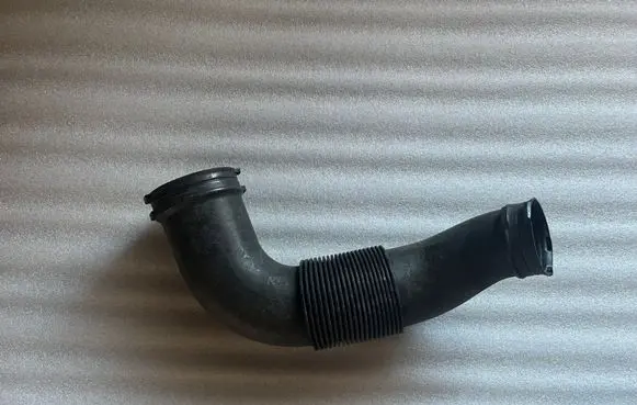 Audi Q7 4L Air intake hose/pipe 4L0129628D