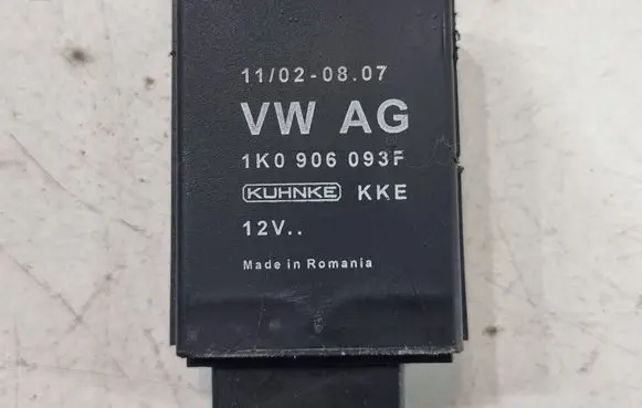 Volkswagen Golf VI Fuel pump relay 1K0906093F