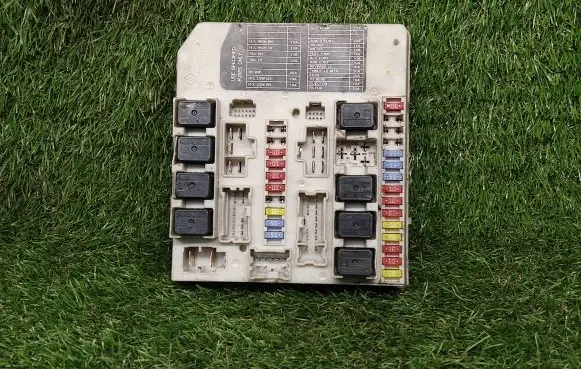 Nissan Note (E11) Power management control unit 801040414