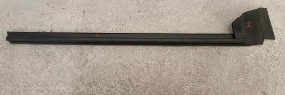 Tesla Model 3 Front door rubber seal 1090495-00-E