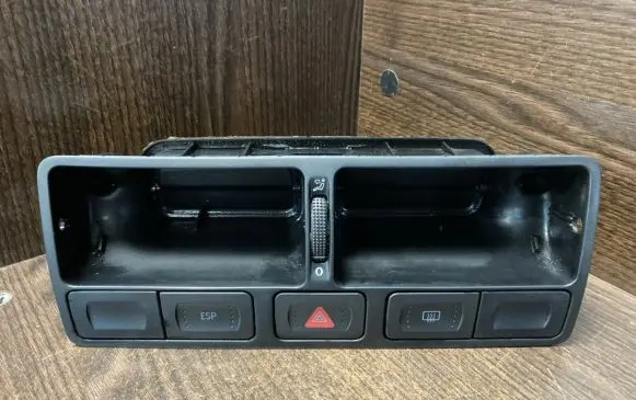 Volkswagen Golf IV Dash center air vent grill 1J0819728C 1J0953235J
