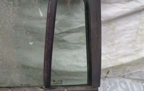 Opel Astra F Rear vent window glass
