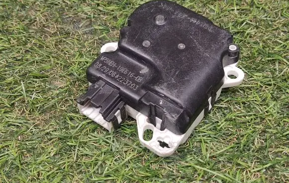 Nissan Pathfinder R51 Air flap motor/actuator VP5NEH19E616DB