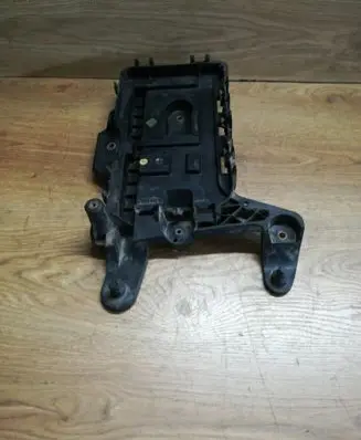 Volkswagen Golf V Battery tray 1K0915333